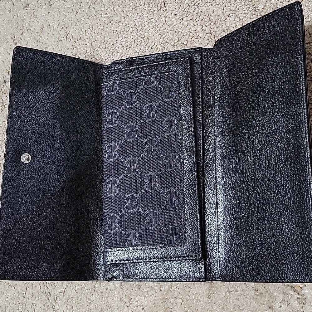 Gucci Black Wallet with Red Stripe and Silver Emblem - Picture 5 of 7
